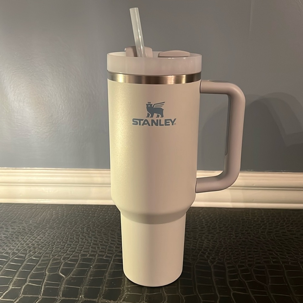 Stanley Quencher H2.0 40 OZ Tumbler in Fog - Gently Used🌟Great Condition🌟